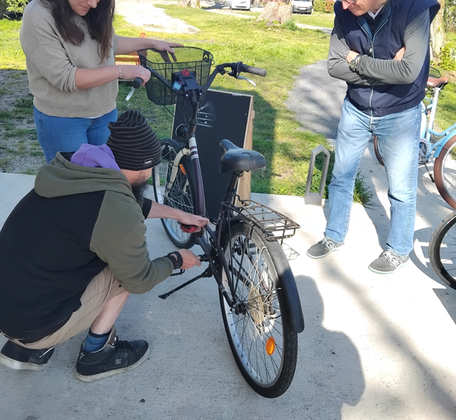Groupe personne suivant un atelier de réparation de cycles