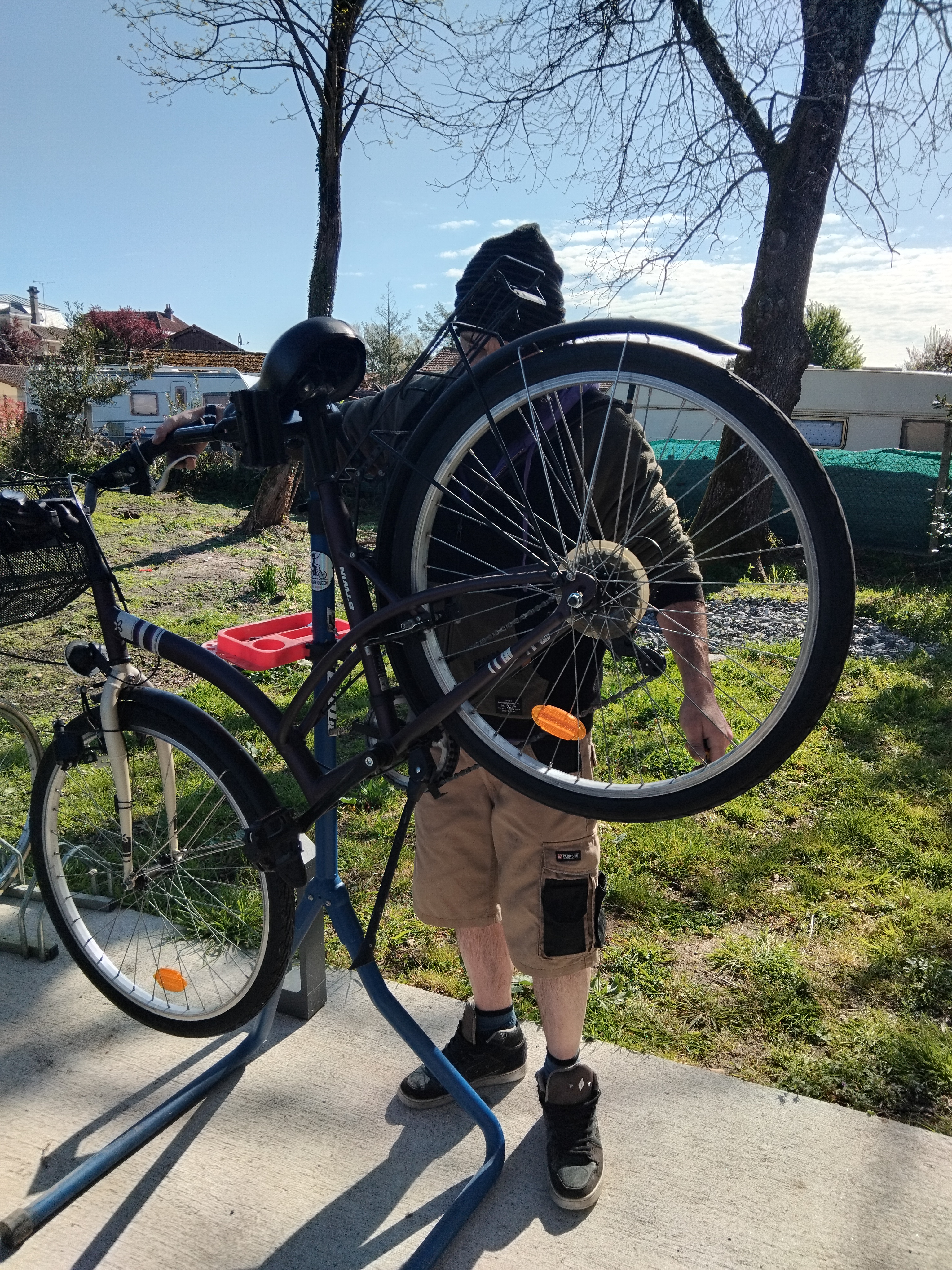 Mécanicien Vélocipède répare vélo